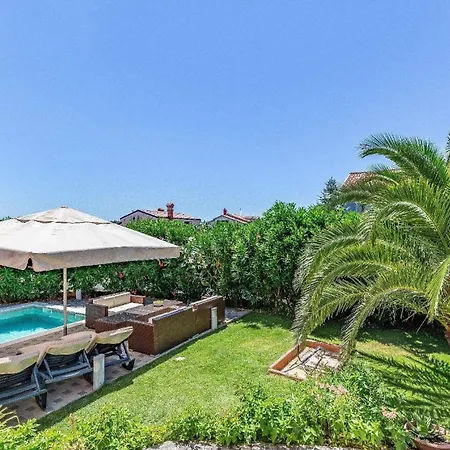 Strandnahes Haus Mit Terrasse Und Pool * プーラ