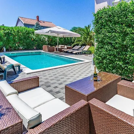 Strandnahes Haus Mit Terrasse Und Pool 別荘 プーラ