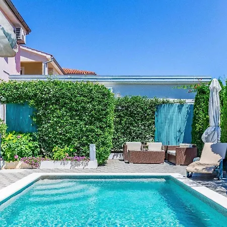 Strandnahes Haus Mit Terrasse Und Pool * プーラ