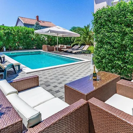 Strandnahes Haus Mit Terrasse Und Pool