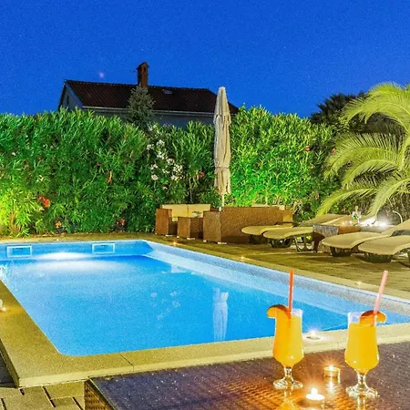 Strandnahes Haus Mit Terrasse Und Pool Holiday home Pula