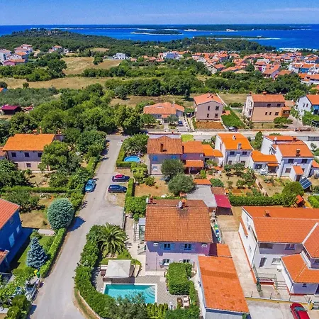 Strandnahes Haus Mit Terrasse Und Pool